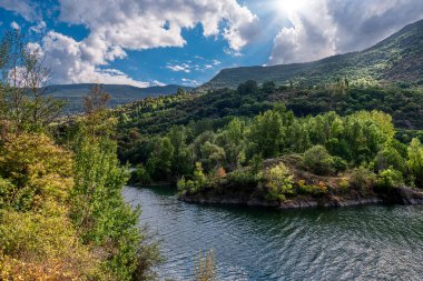 IŞİD, İspanya 'nın Katalonya bölgesindeki Pallars Sobira bölgesinde yer alan Alto Aneu belediyesine bağlı Isil y Alos belediyesine aittir.