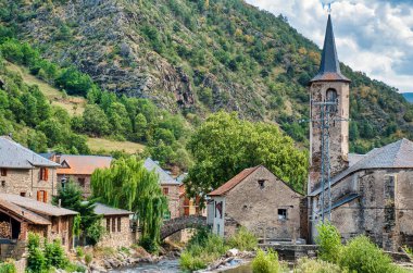 IŞİD, İspanya 'nın Katalonya bölgesindeki Pallars Sobira bölgesinde yer alan Alto Aneu belediyesine bağlı Isil y Alos belediyesine aittir.