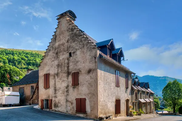 Castillon-de-Larboust, Fransa 'nın Midi-Pyrnes bölgesinde yer alan bir şehirdir..