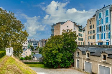 Pau, Fransa 'nın güneybatısında, Pireneler' in kuzey ucunda yer alan bir şehirdir..