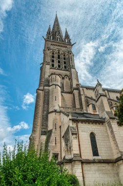 Pau, Fransa 'nın güneybatısında, Pireneler' in kuzey ucunda yer alan bir şehirdir..