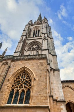 Bayonne, Fransa 'nın güneybatısında Nive ve Adour nehirlerinin birleştiği yerde, Fransız Bask Bölgesi' nde bir şehirdir..