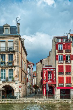 Bayonne, Fransa 'nın güneybatısında Nive ve Adour nehirlerinin birleştiği yerde, Fransız Bask Bölgesi' nde bir şehirdir..