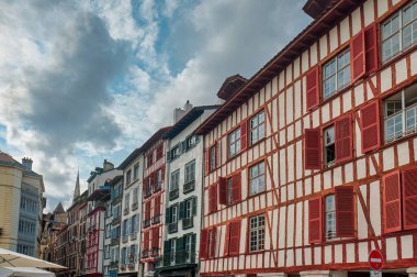 Bayonne, Fransa 'nın güneybatısında Nive ve Adour nehirlerinin birleştiği yerde, Fransız Bask Bölgesi' nde bir şehirdir..