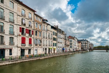 Bayonne, Fransa 'nın güneybatısında Nive ve Adour nehirlerinin birleştiği yerde, Fransız Bask Bölgesi' nde bir şehirdir..