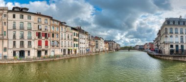 Bayonne, Fransa 'nın güneybatısında Nive ve Adour nehirlerinin birleştiği yerde, Fransız Bask Bölgesi' nde bir şehirdir..