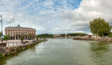 Bayonne, Fransa 'nın güneybatısında Nive ve Adour nehirlerinin birleştiği yerde, Fransız Bask Bölgesi' nde bir şehirdir..