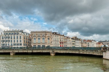 Bayonne, Fransa 'nın güneybatısında Nive ve Adour nehirlerinin birleştiği yerde, Fransız Bask Bölgesi' nde bir şehirdir..