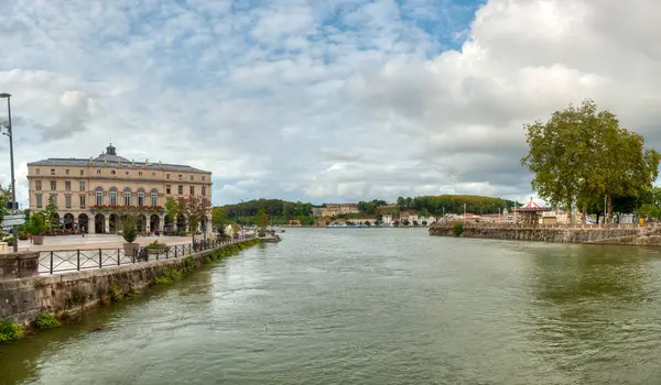 Bayonne, Fransa 'nın güneybatısında Nive ve Adour nehirlerinin birleştiği yerde, Fransız Bask Bölgesi' nde bir şehirdir..