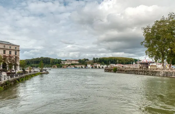 Bayonne, Fransa 'nın güneybatısında Nive ve Adour nehirlerinin birleştiği yerde, Fransız Bask Bölgesi' nde bir şehirdir..