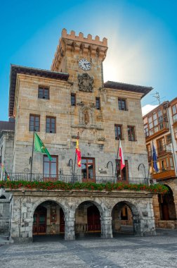 Castro-Urdiales İspanya 'nın kuzeyinde yer alan bir kıyı kentidir..