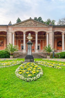 Baden-Baden, Almanya 'nın güneybatısında, Kara Orman' da Fransa sınırına yakın bir kaplıca kasabasıdır..