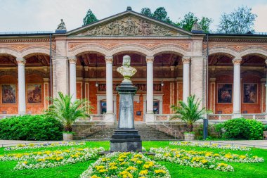 Baden-Baden, Almanya 'nın güneybatısında, Kara Orman' da Fransa sınırına yakın bir kaplıca kasabasıdır..