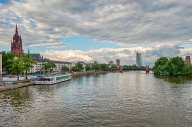 Frankfurt, Almanya 'nın ana nehri üzerinde merkezi bir Alman şehri.