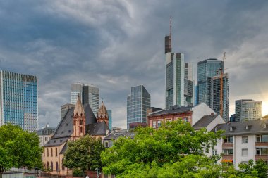 Frankfurt, Almanya 'nın ana nehri üzerinde merkezi bir Alman şehri.