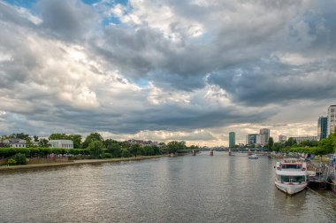 Frankfurt, Almanya 'nın ana nehri üzerinde merkezi bir Alman şehri.