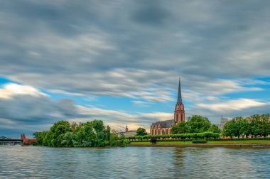 Frankfurt, Almanya 'nın ana nehri üzerinde merkezi bir Alman şehri.