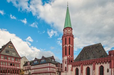 Frankfurt, Almanya 'nın ana nehri üzerinde merkezi bir Alman şehri.
