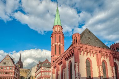 Frankfurt, Almanya 'nın ana nehri üzerinde merkezi bir Alman şehri.