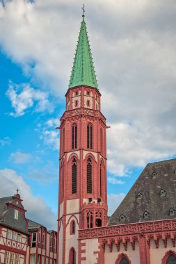 Frankfurt, Almanya 'nın ana nehri üzerinde merkezi bir Alman şehri.