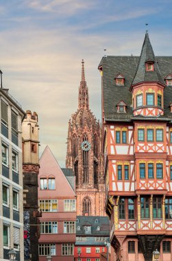 Frankfurt, Almanya 'nın ana nehri üzerinde merkezi bir Alman şehri.