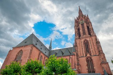 Frankfurt, Almanya 'nın ana nehri üzerinde merkezi bir Alman şehri.