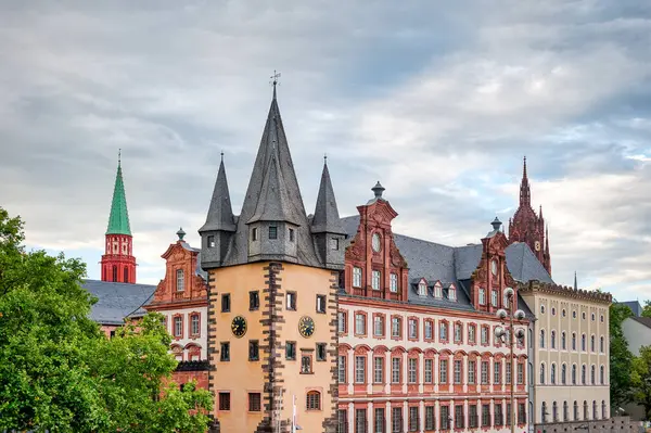 Frankfurt, Almanya 'nın ana nehri üzerinde merkezi bir Alman şehri.