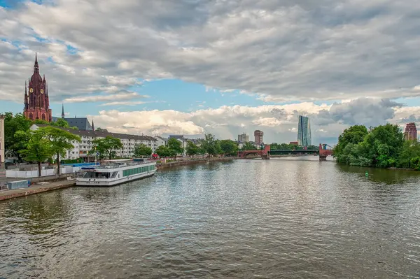 Frankfurt, Almanya 'nın ana nehri üzerinde merkezi bir Alman şehri.