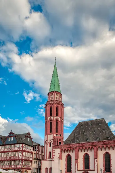 Frankfurt, Almanya 'nın ana nehri üzerinde merkezi bir Alman şehri.