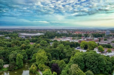 Hannover, Almanya 'nın Aşağı Saksonya eyaletinin başkentidir.).