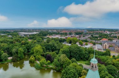 Hannover, Almanya 'nın Aşağı Saksonya eyaletinin başkentidir.).