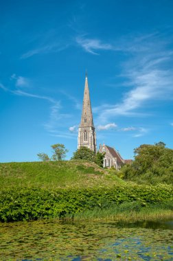 Kopenhag 'daki St. Alban Kilisesi. Danimarka 'nın başkenti Kopenhag, Zealand ve Amager adalarında yer almaktadır. İsveç 'in güneyindeki Malmö Köprüsü' ne bağlıdır..