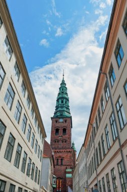 Danimarka 'nın başkenti Kopenhag, Zealand ve Amager adalarında yer almaktadır. İsveç 'in güneyindeki Malmö Köprüsü' ne bağlıdır.