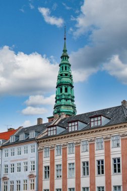 Danimarka 'nın başkenti Kopenhag, Zealand ve Amager adalarında yer almaktadır. İsveç 'in güneyindeki Malmö Köprüsü' ne bağlıdır.