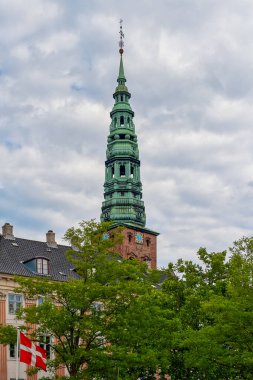 Danimarka 'nın başkenti Kopenhag, Zealand ve Amager adalarında yer almaktadır. İsveç 'in güneyindeki Malmö Köprüsü' ne bağlıdır.