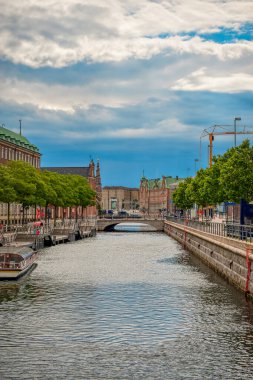 Danimarka 'nın başkenti Kopenhag, Zealand ve Amager adalarında yer almaktadır. İsveç 'in güneyindeki Malmö Köprüsü' ne bağlıdır.