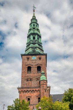 Danimarka 'nın başkenti Kopenhag, Zealand ve Amager adalarında yer almaktadır. İsveç 'in güneyindeki Malmö Köprüsü' ne bağlıdır.