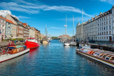 Danimarka 'nın başkenti Kopenhag, Zealand ve Amager adalarında yer almaktadır. İsveç 'in güneyindeki Malmö Köprüsü' ne bağlıdır.