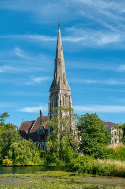 Danimarka 'nın başkenti Kopenhag, Zealand ve Amager adalarında yer almaktadır. İsveç 'in güneyindeki Malmö Köprüsü' ne bağlıdır.