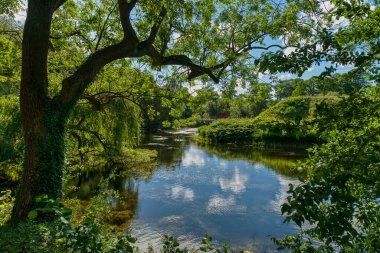 Danimarka 'nın başkenti Kopenhag, Zealand ve Amager adalarında yer almaktadır. İsveç 'in güneyindeki Malmö Köprüsü' ne bağlıdır.