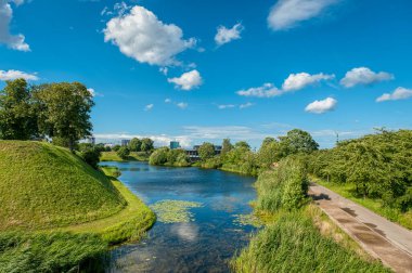 Danimarka 'nın başkenti Kopenhag, Zealand ve Amager adalarında yer almaktadır. İsveç 'in güneyindeki Malmö Köprüsü' ne bağlıdır.
