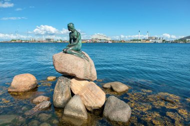 Danimarka 'nın başkenti Kopenhag, Zealand ve Amager adalarında yer almaktadır. İsveç 'in güneyindeki Malmö Köprüsü' ne bağlıdır.