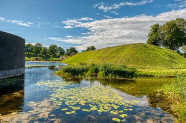 Danimarka 'nın başkenti Kopenhag, Zealand ve Amager adalarında yer almaktadır. İsveç 'in güneyindeki Malmö Köprüsü' ne bağlıdır.