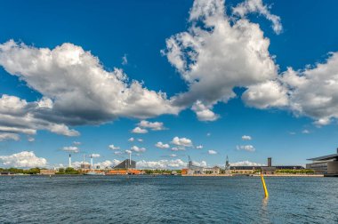Danimarka 'nın başkenti Kopenhag, Zealand ve Amager adalarında yer almaktadır. İsveç 'in güneyindeki Malmö Köprüsü' ne bağlıdır.