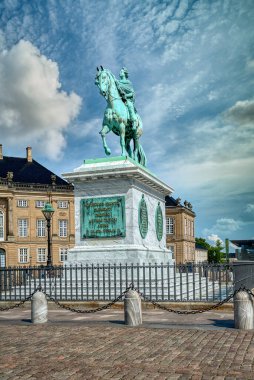 Danimarka 'nın başkenti Kopenhag, Zealand ve Amager adalarında yer almaktadır. İsveç 'in güneyindeki Malmö Köprüsü' ne bağlıdır.