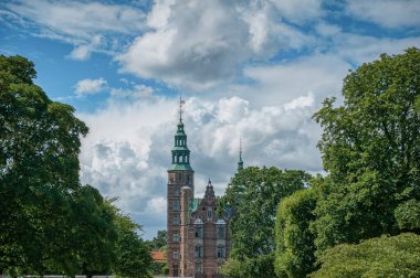 Danimarka 'nın başkenti Kopenhag, Zealand ve Amager adalarında yer almaktadır. İsveç 'in güneyindeki Malmö Köprüsü' ne bağlıdır.