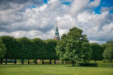 Danimarka 'nın başkenti Kopenhag, Zealand ve Amager adalarında yer almaktadır. İsveç 'in güneyindeki Malmö Köprüsü' ne bağlıdır.