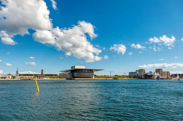 Danimarka 'nın başkenti Kopenhag, Zealand ve Amager adalarında yer almaktadır. İsveç 'in güneyindeki Malmö Köprüsü' ne bağlıdır.