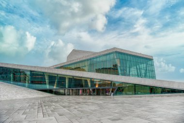 Norveç 'in başkenti Oslo, Norveç' in Oslo Fjord kentinin güney kıyısında yer almaktadır.
