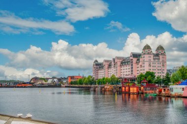 Norveç 'in başkenti Oslo, Norveç' in Oslo Fjord kentinin güney kıyısında yer almaktadır.
